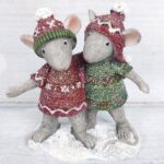 Miševi novogodišnji sa kapicama crveno zeleni 9x11cm 72200 2 bubalica