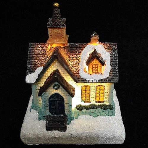 novogodišnja dekoracija svetleća kućica od polirezina 8x6x8cm S166