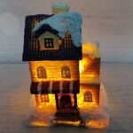 Novogodišnja kućica sa osvetljenjem od keramike 10cm 1174 2 bubalica