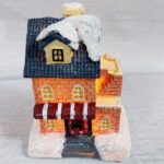 Novogodišnja kućica sa osvetljenjem od keramike 10cm 1174 bubalica