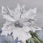 Cvet dekorativni belo srebrni plastični 26cm novogodišnji
