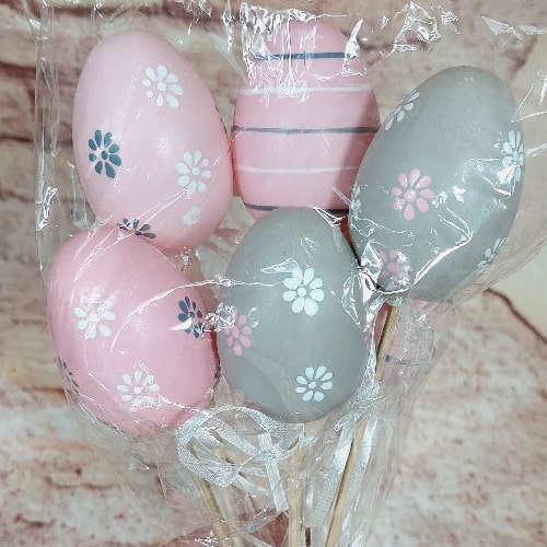 Ukrasna jaja za Uskrs na drvcetu pik roze zelena