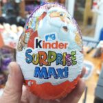 Kinder-jaje-cokoladno-novogodisnje-Surprise-Maxi-100g-bubalica